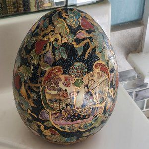 HAND PAINTED CHINESE SATSUME EGG GEISHA GIRL MOTIF WITH GOLD GILDING #1346